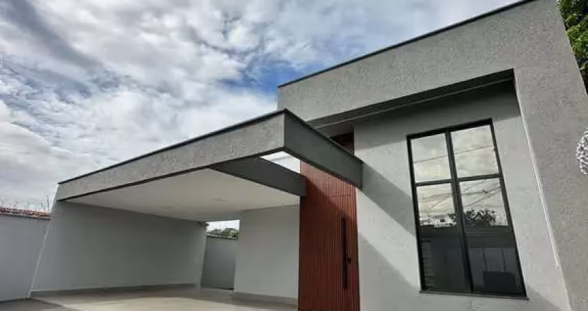Casa 3Q com suite sozinha no lote Casa de Rua com 3 Quarto(s) e 2 banheiro(s) à Venda, 165 por R$ 660.000 no setor Jardim Cristalino FL29685
