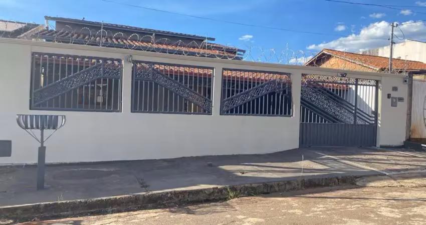 CASA JARDIM PETROPOLIS Casa de Rua com 3 Quarto(s) e 2 banheiro(s) à Venda, 250 por R$ 950.000 no setor Residencial Petrópolis AD30043