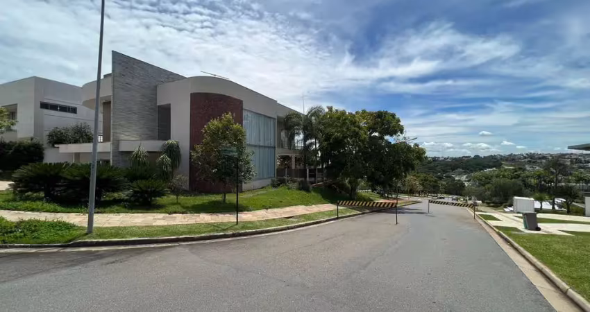 Alphaville araguaia - sobrado de 4 suítes - c/elevador de apoio - terreno de 549,10m2 e área edificada 395,85m2  casa em condomínio com 4 quarto(s) e 5 banheiro(s) à venda, 395.85 por r$ 4.500.000 no 