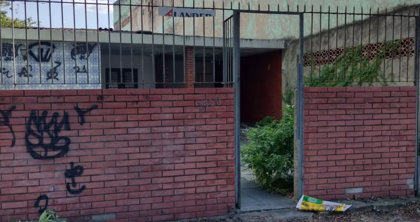 Casa com terreno de 11 x 49 m em frente a Guandu Veículos na Av Cesário de Melo em Campo Grande!