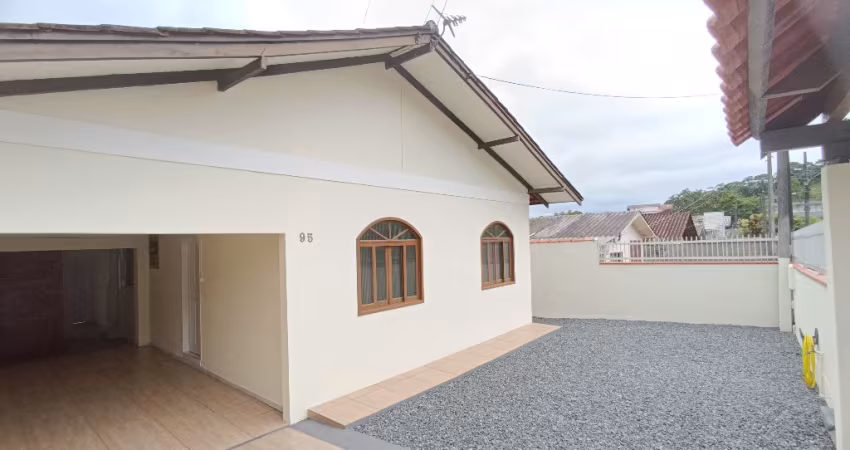 Linda casa averbada  à  venda no Costa e Silva em Joinville, com 2 quartos, 92 m2  por 490 mil.