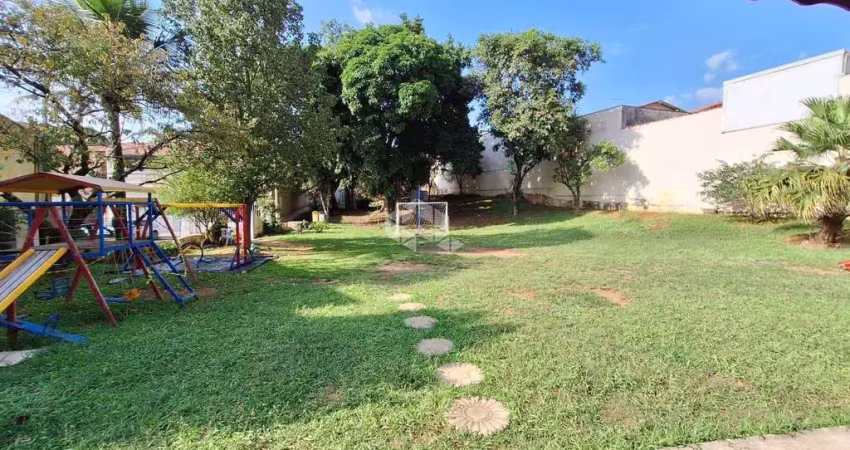 Charmoso sobrado em condomínio com segurança completa