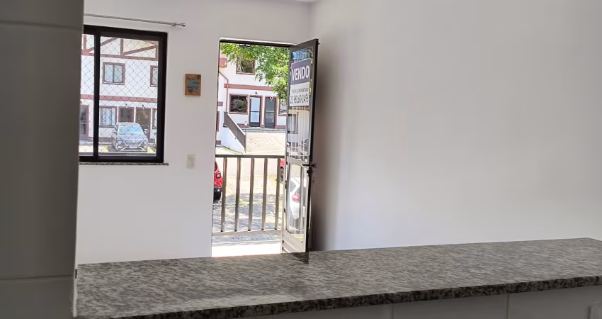 Studio em Cascatinha, Petrópolis, recém pintado com armários de cozinha.