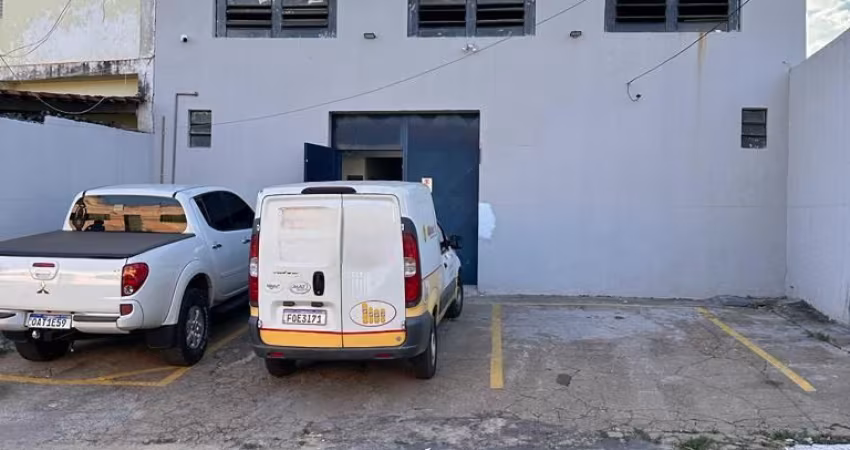 Aluga-se barracão no bairro Dom Aquino