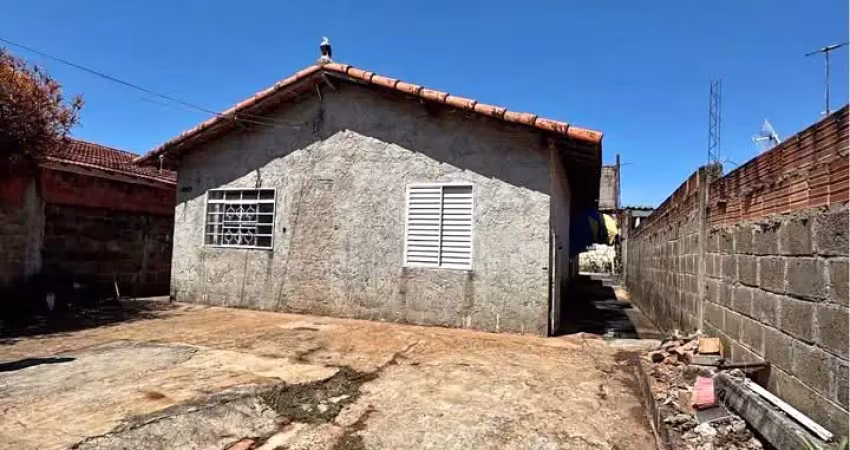 Grande oportunidade! casa como enorme potencial e espaço em bairro tranquilo.