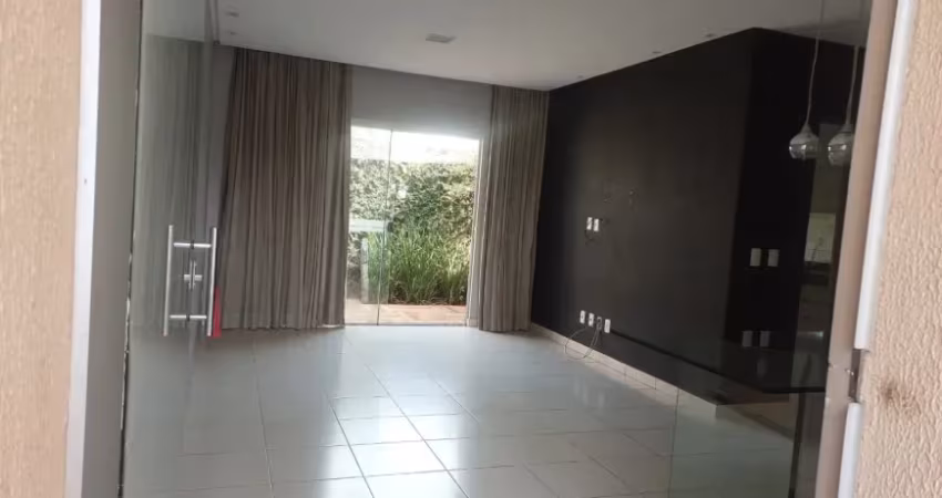 Casa com 3 Quartos e 2 banheiros à Venda
