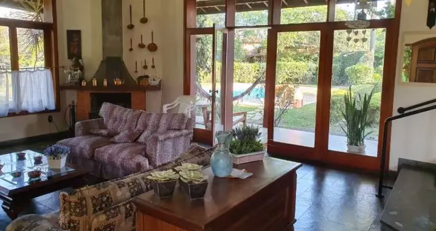 EXCELENTE CASA A VENDA NO PORTAL DA CONCÓDIA  EM CABREÚVA/SP, 600M² DE A.C. 2000M² DE A.T., 4 SUÍTES, PISCINA, ÁREA GOURMET, 3 SALAS, 14 VGS GARAGEM.
