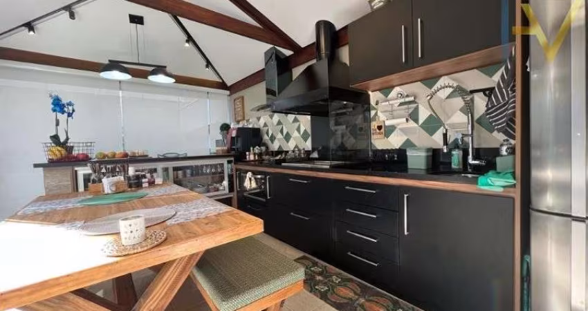 Sobrado com 157 m²de área construída em um terreno de 200m², c/ 4 quartos sendo 1 suíte com closet, área gourmet c/ churrasqueira, 3 vagas de garagem.