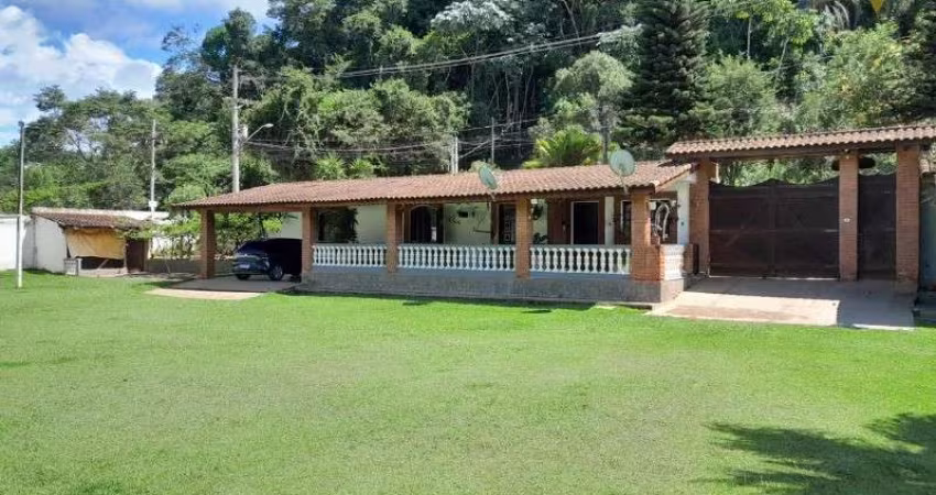Chácara à venda em Jarinu-SP, bairro Maracanã: 1 quarto, 2 salas, 2 banheiros, 2 vagas. Casa com piscina e área gourmet em terreno de 3000m².