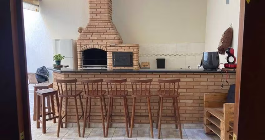 Imperdível oportunidade! Sobrado Recém-Reformado com Espaço Gourmet e Lareira - 4 Quartos - Jardim da Fonte, Jundiaí/SP.