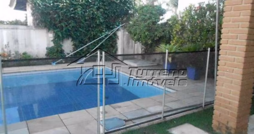 Condomínio fechado - amplo quintal - 4 dormitórios com piscina.