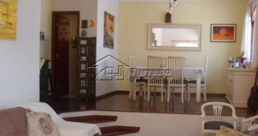 Casa térrea com 4 dormitórios, piscina e 4 vagas