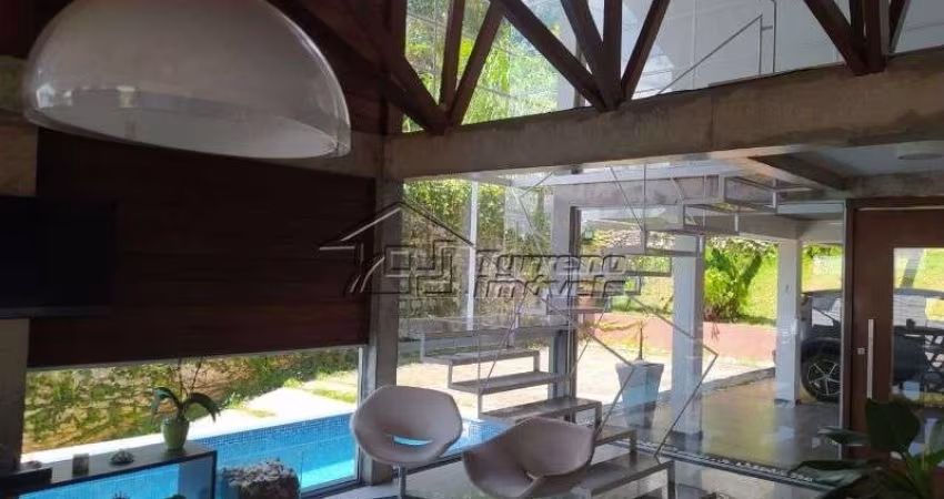 Linda casa com 2 dormitórios e piscina em Jambeiro