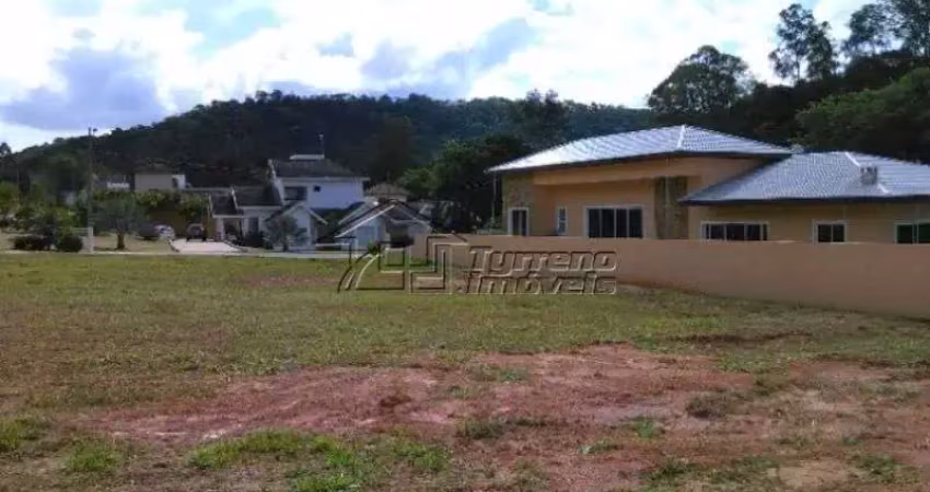 Terreno plano em condomínio fechado e de alto padrão em jambeiro