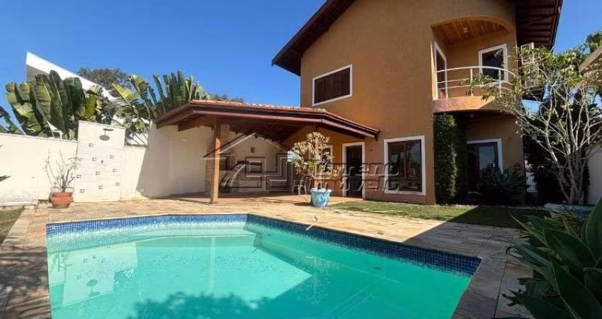 Linda casa com piscina à venda no Urbanova