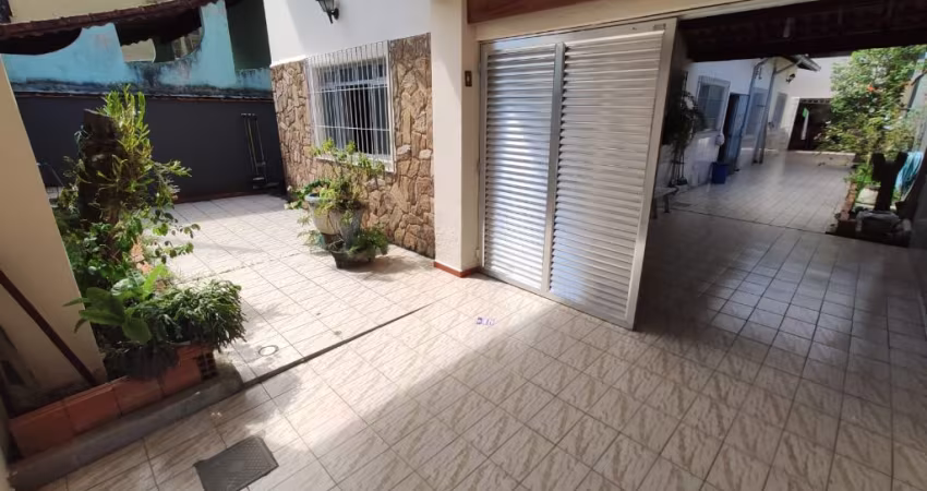 Casa Térrea Isolada de 116m2 com 02 dormitórios sendo 01 suíte à 800m da praia