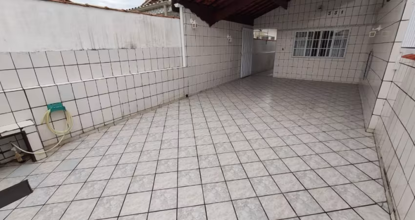 Casa Térrea Geminada de 110m2 mobiliada e decorada 03 dormitórios sendo 01 suíte à 400m da praia