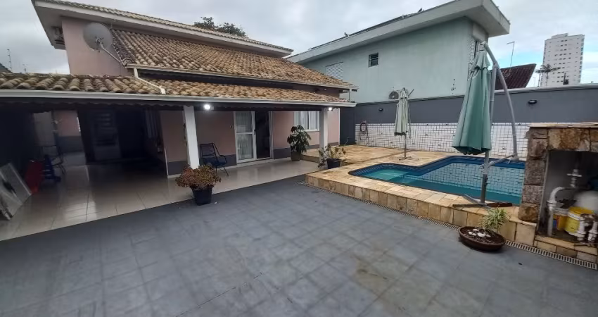 Sobrado em alto padrão mobiliado e decorado de 160m2 com 04 suítes à 300m da praia no Balneário Flórida/P.G