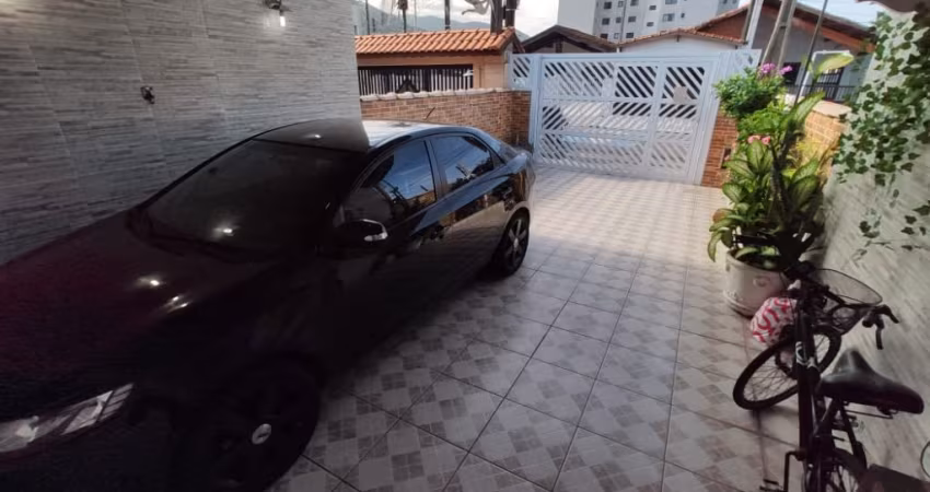 Casa Térrea Geminada com 02 dormitórios sendo 01 suíte mobiliada e decorada à 400m da praia