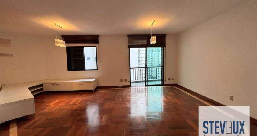 Apartamento reformado em Moema Pássaros com 2 suítes, varanda e 2 vagas