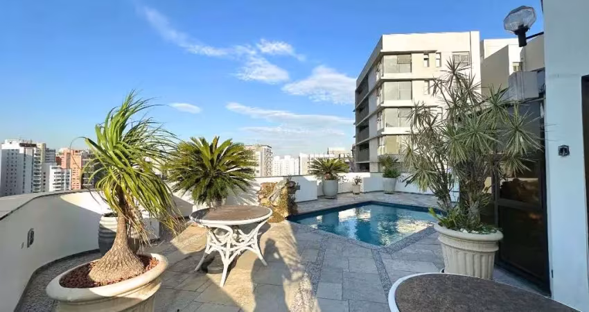 Cobertura com piscina e vista ampla em Moema Pássaros
