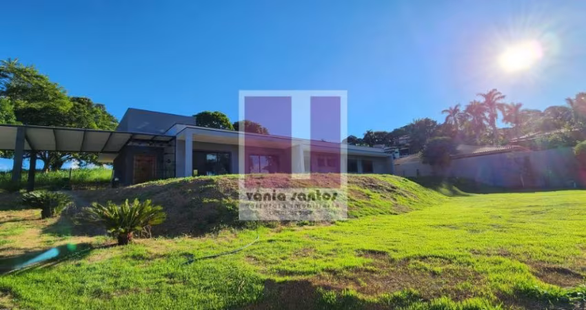 Moderna casa no condomínio Chácaras Cataguá