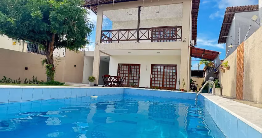 Casa com 4 suítes e piscina a venda no Portal do Sol