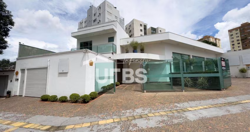 Sobrado comercial com fino acabamento