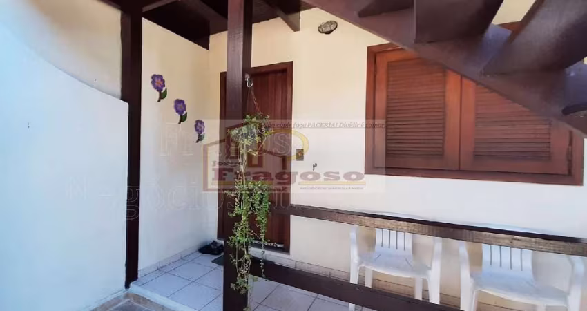 Imperdível casa em condomínio à venda em Cabo Frio-RJ, no Braga: 2 quartos, 1 suíte, 1 sala, 2 banheiros, 2 vagas de garagem, 87m².