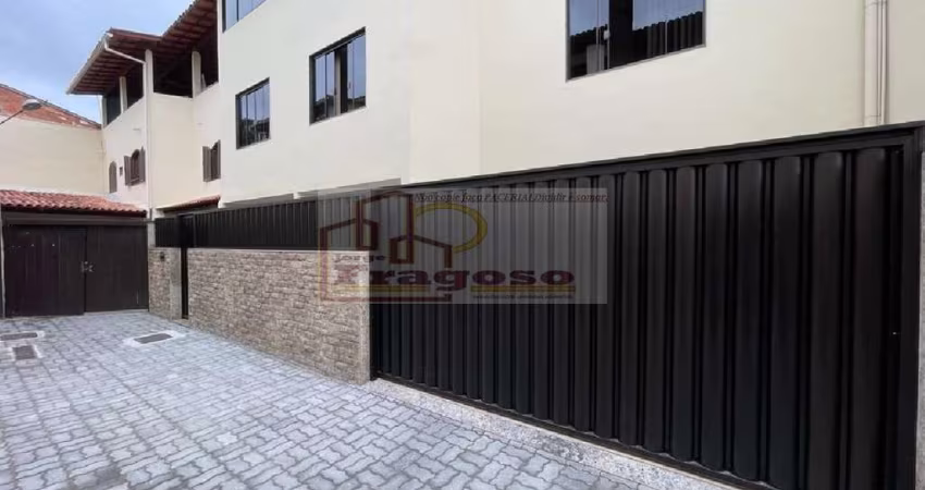 Casa  em Condomínio à Venda em Cabo Frio-RJ, Jardim Caiçara: 3 Quartos, 1 Suíte, 4 Banheiros, 2 Vagas de Garagem