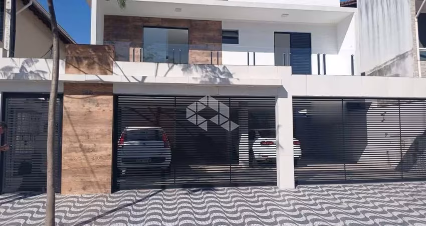 LINDA SOBREPOSTA ALTA 02 DORMS. (01 SUITE) CONCEITO ABERTO, 01 VAGA DE GARAGEM. EXCELENTE LOCALIZAÇÃO DO BAIRRO DO TUDE BASTOS. PRAIA GRANDE SP.