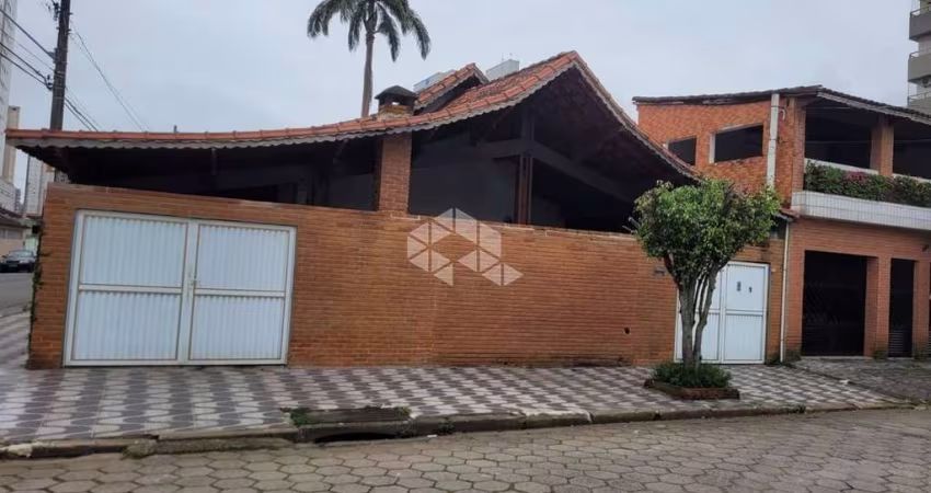 CASA P/ VENDA C/ 03 DORMS, 02 WC, 02 VAGAS, CHURRASQUEIRA, 300 METROS DA PRAIA, AVIAÇÃO, PRAIA GRANDE SP.