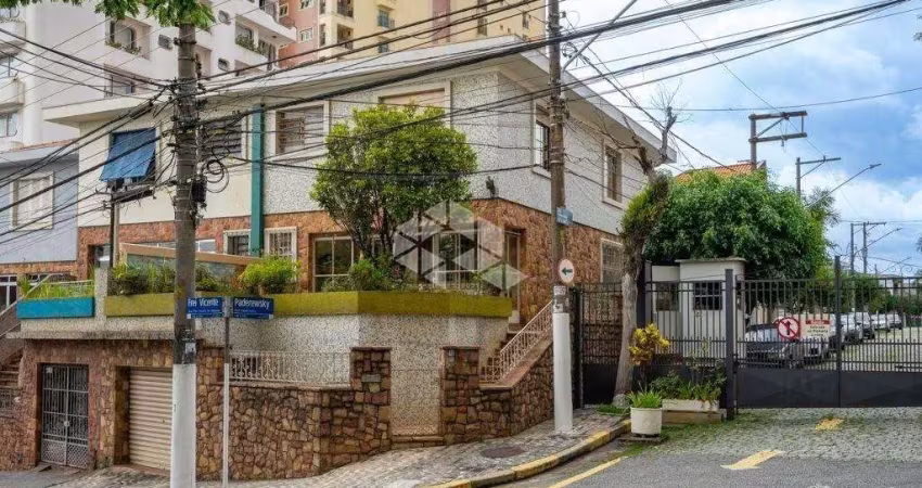 Sobrado em condomínio com 220m², localizado na região de santana com 3 suítes e 2 vagas de garagem!!