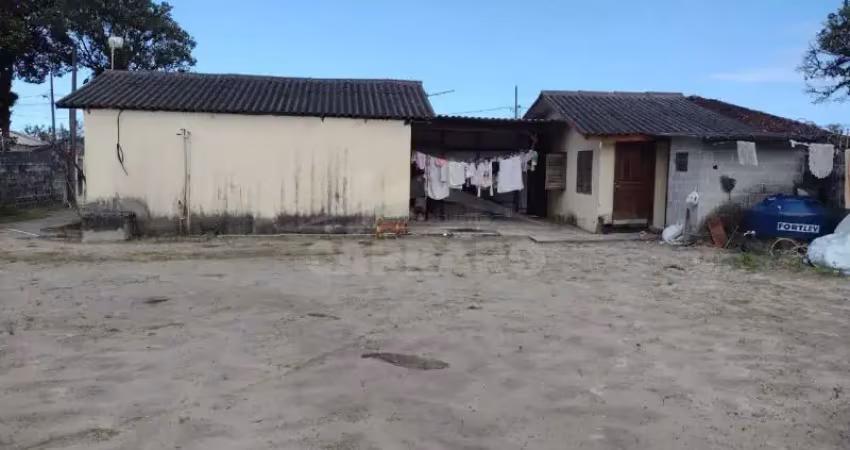 Terreno de 600m², próx. ao mar e contando com casa com edícula