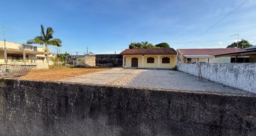Casa com Terreno Amplo próximo ao Mar