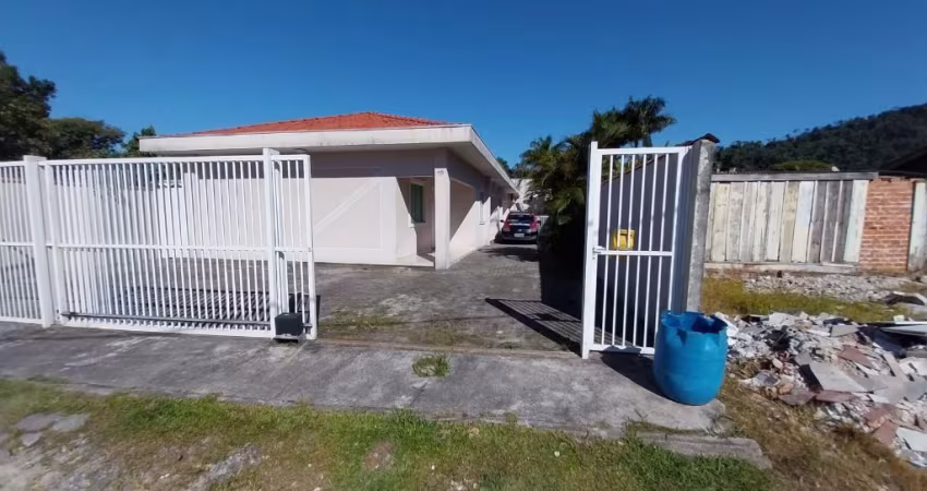 Ampla Casa em Excelente Localização, para Aluguel