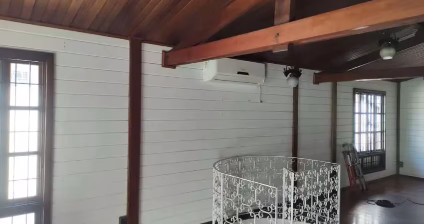 Casa com 3 quartos para alugar na Rua Jayme Canet, 48, Santa Quitéria, Curitiba
