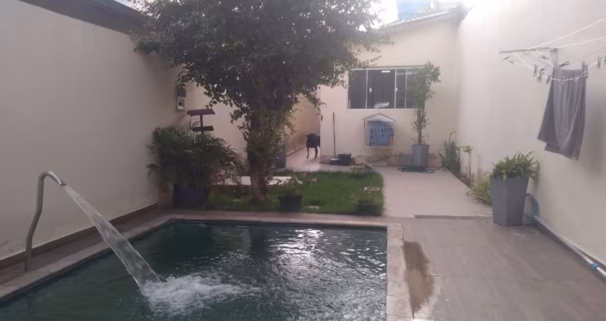CASA TÉRREA 243 M² com PISCINA  E EDÍCULA