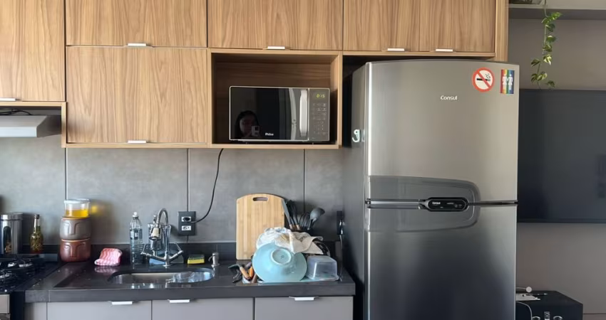Apartamento com 02 dormitórios e garagem
