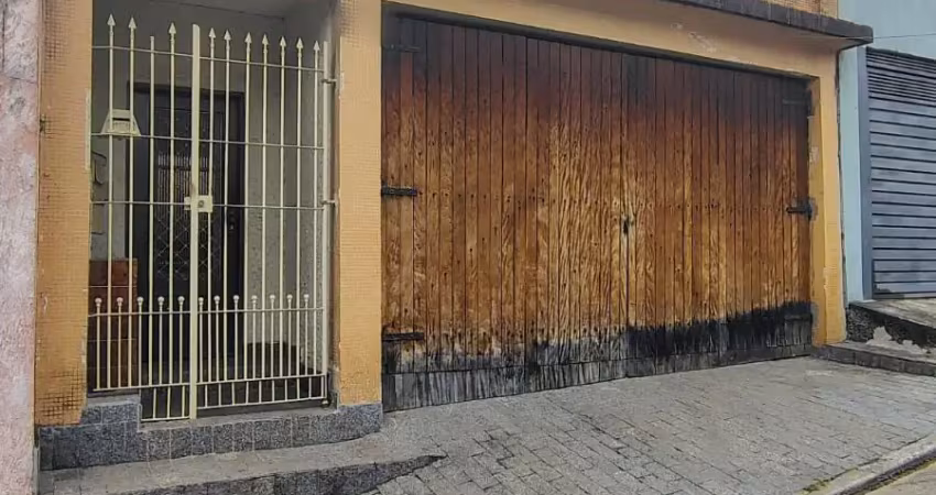Casa com 3 dormitórios, 3 vagas de garagem e quintal amplo. ótima localização