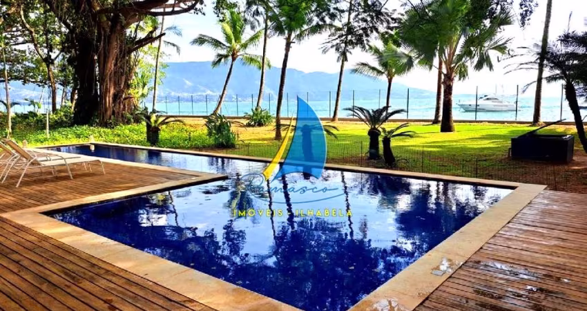 UMA VILA PARTICULAR NO CENTRO DE ILHABELA - A BEIRA MAR. Área de 9.100 m² e 126 m de frente para o mar, com 658 m² de construção
