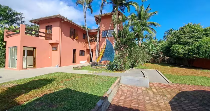 Casa em terreno de 1.005m² plano, bem localizada em bairro central de ilhabela