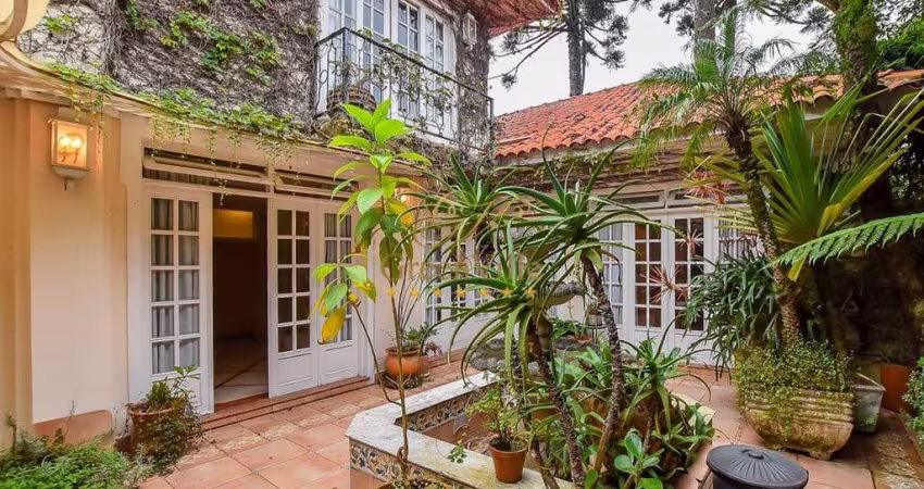 Casa triplex, desocupada, com local para elevador de carga, no condomínio São Lourenço, 471m²,4 suí