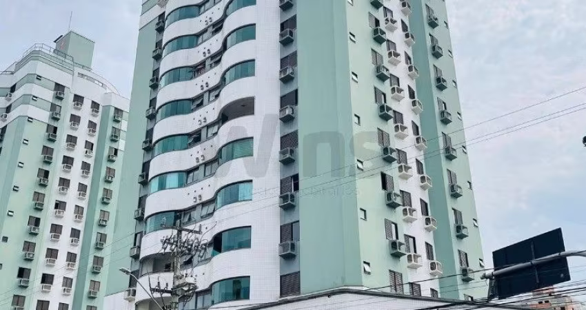APARTAMENTO NO CENTRO COM DUAS VAGAS DE GARAGEM