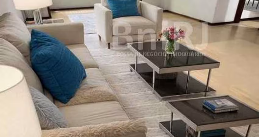 Apartamento espaçoso de 131m2 para modernização.