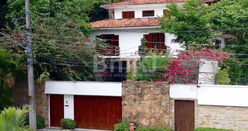 Oásis verdejante: espetacular casa com terreno arborizado e riacho em são conrado