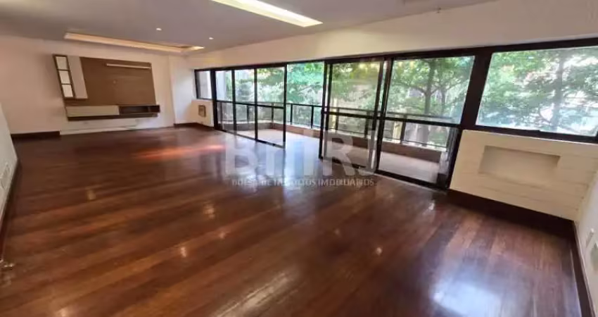 Oportunidade Única! Apartamento 4 quartos Totalmente Reformado no Leblon, Quadra da Praia!