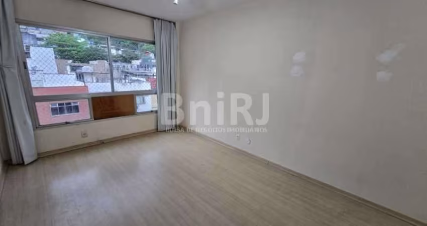 Oportunidade!!! Apartamento 2 quartos com vaga proximo a Praça Saes Pena.