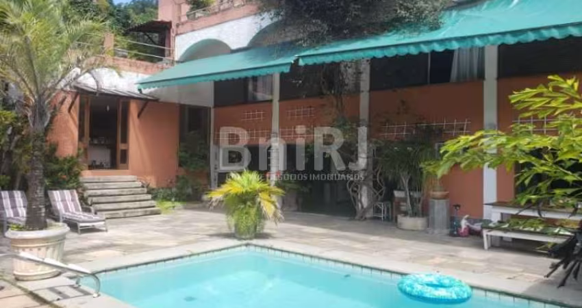 EXCELENTE CASA EM CONDOMÍNIO FECHADO NO ITANHANGÁ!