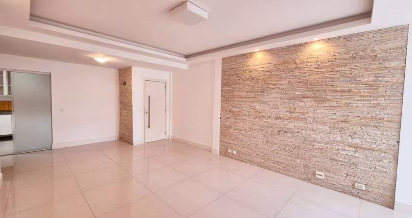 Belíssimo apartamento 3 quartos com vaga e reformado em Copacabana ,  colado ao Metrô.